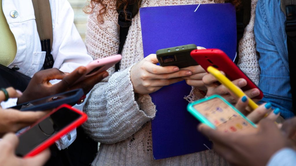 Menores usando un móvil con aplicaciones de redes sociales