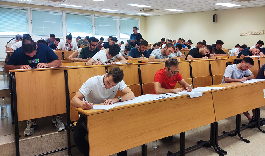 Aspirantes durante una prueba selectiva. Los últimos datos han reabierto el debate sobre el modelo de acceso docente.