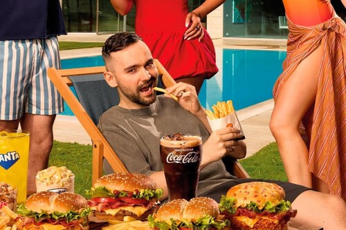 elXokas en una imagen promocional de la campaña Grand King de Burger King.