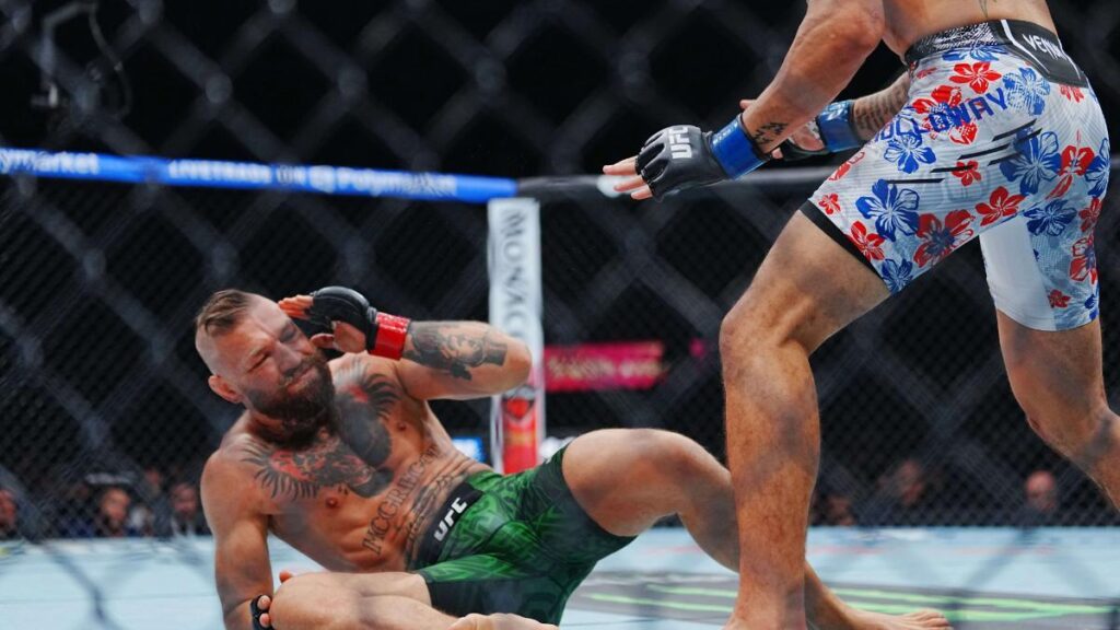 Conor McGregor durante su combate ante Max Holloway en UFC 329.