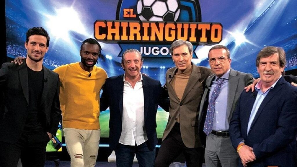 Posado de los colaboradores y presentador de El Chiringuito de Jugones durante un especial sobre el Clásico Madrid-Barcelona