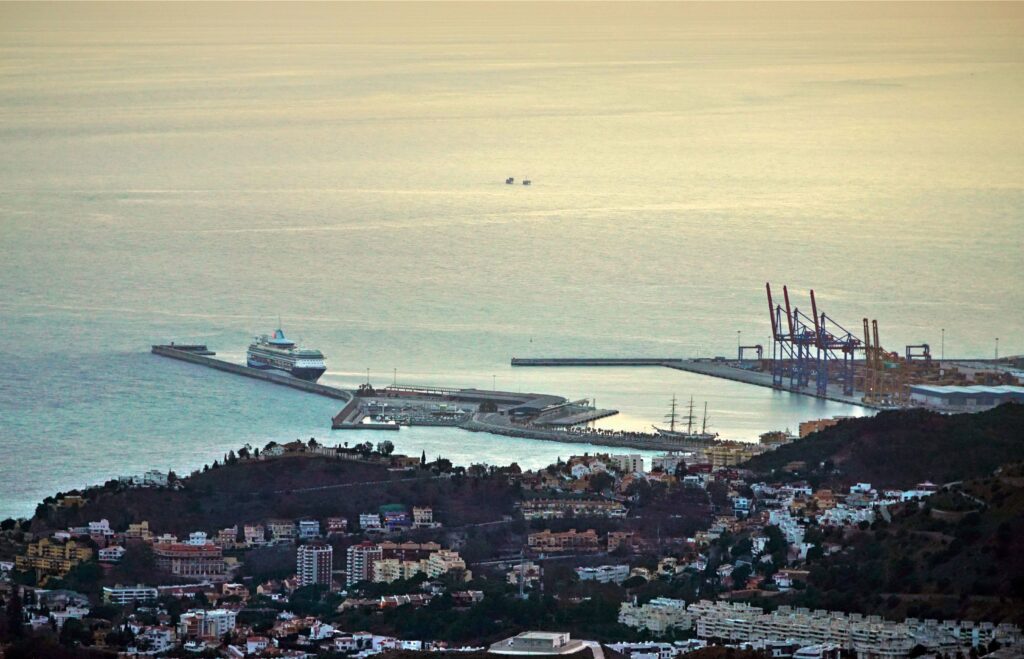 Buques y yates operando en el Puerto de Málaga