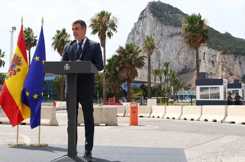 Pedro Sánchez acude a la caída de la verja de Gibraltar
